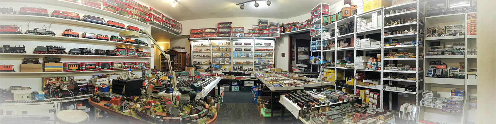 Panoramablick durch das Eisenbahn-Paradies mit Regalen voller Modelle
