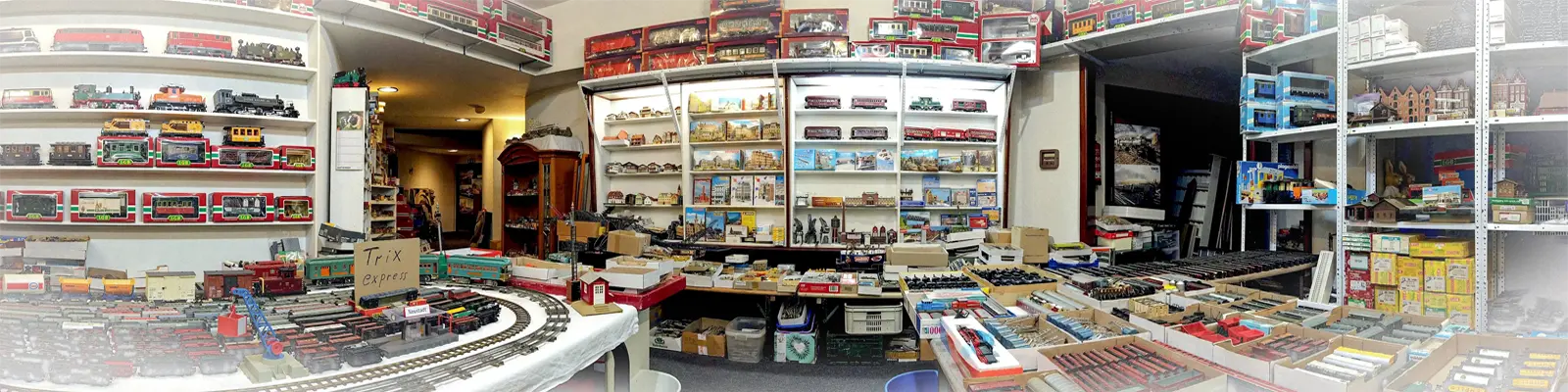 Innenansicht des Ladens mit Vitrinen, Regalen und Modellbahnartikeln