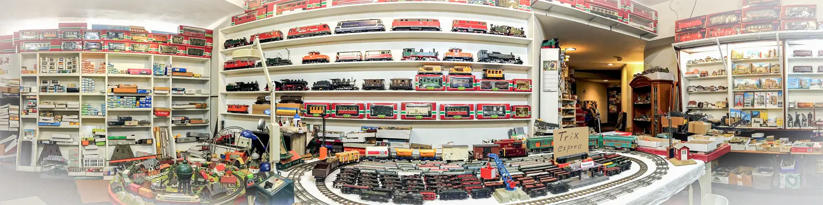 Panoramaaufnahme mit langen Regalreihen und vielen Cuxhaven-Modellen